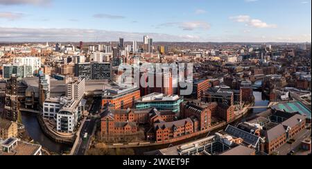 LEEDS, REGNO UNITO - 29 MARZO 2024. . Una vista panoramica aerea del centro di Leeds con il canale da Leeds a Liverpool che attraversa Robert's Wharf Foto Stock