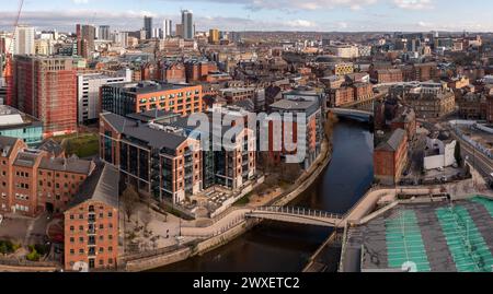 LEEDS, REGNO UNITO - 29 MARZO 2024. . Una vista panoramica aerea del centro di Leeds con i vecchi magazzini ristrutturati che forniscono appartamenti di lusso lungo la L Foto Stock