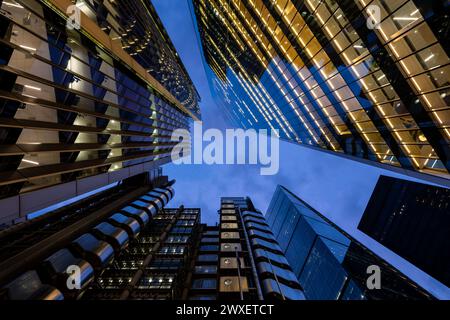 Londra, Regno Unito: Edifici alti nella City di Londra di notte. In senso orario dall'alto a destra: Bisturi, St Helen's, Cheesegrater, Lloyds Building, Willis Building. Foto Stock