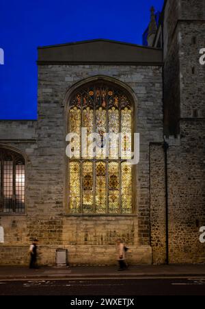 Londra, Regno Unito: Chiesa di St Andrew Undershaft su St Mary Axe nella City di Londra di notte con vetrate colorate illuminate da dietro. Foto Stock