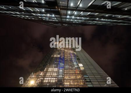 Londra, Regno Unito: La Salesforce Tower (ex Heron Tower) al 110 di Bishopsgate nella City di Londra da Camomile Street di notte con 100 Bishopsgate (in alto). Foto Stock