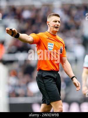 Arbitro Robert Jones durante la partita di Premier League a St. James' Park, Newcastle upon Tyne. Data foto: Sabato 30 marzo 2024. Foto Stock