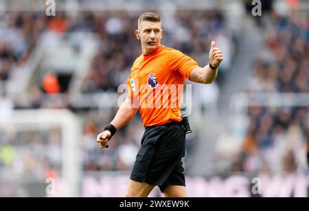 Arbitro Robert Jones durante la partita di Premier League a St. James' Park, Newcastle upon Tyne. Data foto: Sabato 30 marzo 2024. Foto Stock