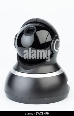 Telecamera Home Security 360 che guarda isolata su sfondo bianco Foto Stock