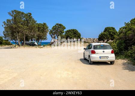 Kos, Grecia - 12 maggio 2024: Auto Volkswagen Polo accanto alla spiaggia di Agios Stefanos sull'isola di Kos. Grecia Foto Stock