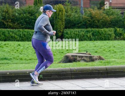 Donna che corre in campagna per la salute e il benessere Foto Stock