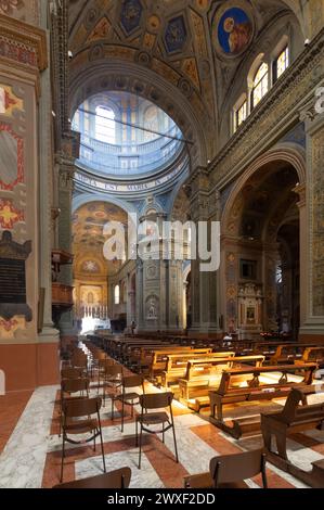 Carpi, Italia (25 marzo 2024) - Vista all'interno della ricca e colorata cattedrale dedicata all'assunzione della Vergine Maria (XVIII secolo) Foto Stock