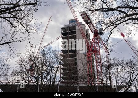 05.03.2024, Berlino, Germania, Europa - Gru da costruzione presso il sito di costruzione Kudamm-Karree (Fuerst) sul viale Kurfuerstendamm a Charlottenburg. Foto Stock