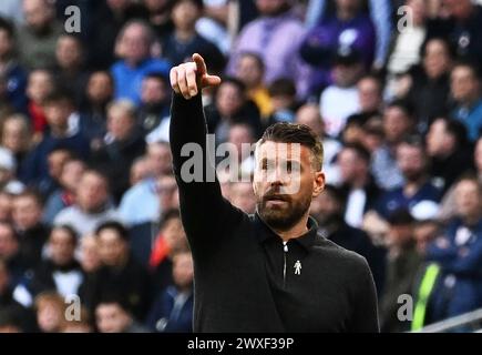 Londra, Regno Unito. 30 marzo 2024. Rob Edwards, il manager di Luton Town. Partita di Premier League, Tottenham Hotspur contro Luton Town allo stadio Tottenham Hotspur di Londra sabato 30 marzo 2024. Questa immagine può essere utilizzata solo per scopi editoriali. Foto per uso editoriale di Sandra Mailer/Andrew Orchard fotografia sportiva/Alamy Live news Credit: Andrew Orchard fotografia sportiva/Alamy Live News Foto Stock