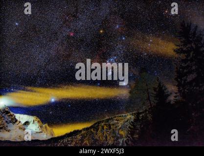 Pernottamento in montagna con notte stellata e lo spazio profondo Foto Stock