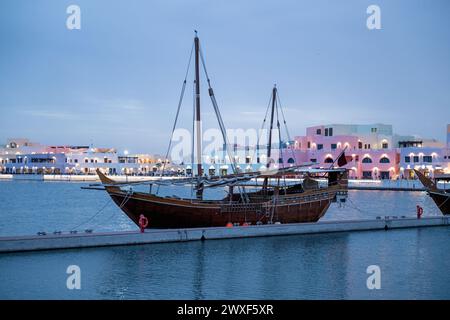 Tradizionale barca in sambuco ancorata nel porto di Mina, conosciuto come il vecchio porto di Doha Foto Stock