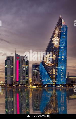 Splendida baia ovest di Burj al Mana skyline di Doha tramonto alba Foto Stock