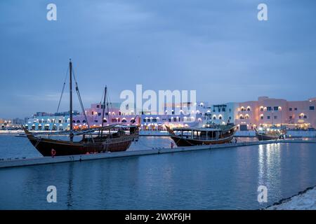 Tradizionale barca in sambuco ancorata nel porto di Mina, conosciuto come il vecchio porto di Doha Foto Stock