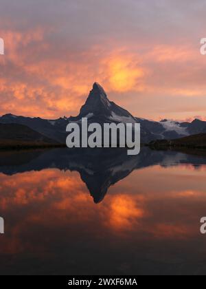 Tramonto con il suggestivo alpenglow sull'alto lago di Stellisee con la famosa cima delle Alpi Cervino, Zermatt, Svizzera Foto Stock