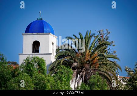 La cupola della chiesa cattolica dell'Immacolata Concezione circondata da alberi nella città vecchia di San Diego, California. Foto Stock