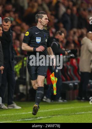 Deventer, Paesi Bassi. 30 marzo 2024. DEVENTER, PAESI BASSI - MARZO 30: Assistente arbitro Dyon Fikkert durante l'incontro Eredivisie olandese tra Go Ahead Eagles e Excelsior Rotterdam a De Adelaarshorst il 30 marzo 2024 a Deventer, Paesi Bassi. (Foto di Henny Meyerink/BSR Agency) credito: BSR Agency/Alamy Live News Foto Stock