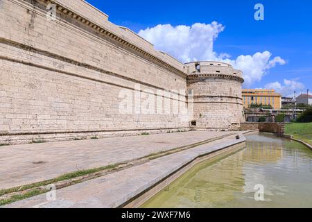 antico, architettura, arte, costruzione, castello, fossato del castello, città, paesaggio urbano, civitavecchia, costa, vacanza in crociera, muro difensivo, donjon, europa, foo Foto Stock