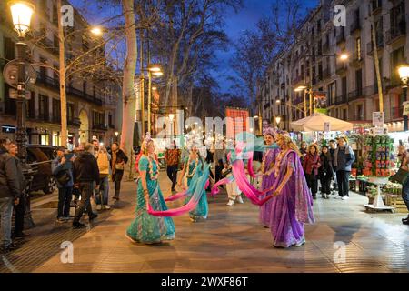 Hare Krishna Tanzgruppe, la Rambla, Barcellona, Katalonien, Spanien Foto Stock