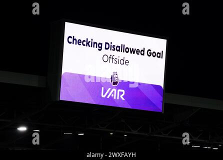 Un controllo VAR sul grande schermo regola il gol di Ivan Toney come fuorigioco durante la partita di Premier League al Gtech Community Stadium di Londra. Data foto: Sabato 30 marzo 2024. Foto Stock