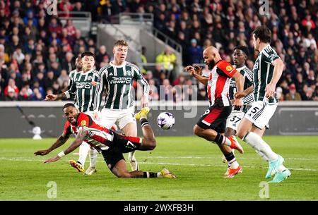 Un controllo VAR sul grande schermo regola il gol di Ivan Toney come fuorigioco durante la partita di Premier League al Gtech Community Stadium di Londra. Data foto: Sabato 30 marzo 2024. Foto Stock