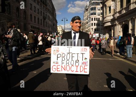 Centro di Londra, 30 marzo 2024, Regno Unito: Oggi decine di migliaia di persone hanno marciato da Russell Square a Trafalgar Square, in quella che oggi è l'undicesima marcia consecutiva a Londra, chiedendo un cessate il fuoco a Gaza. La marcia rimase pacifica. Crediti: Natasha Quarmby/Alamy Live News Foto Stock