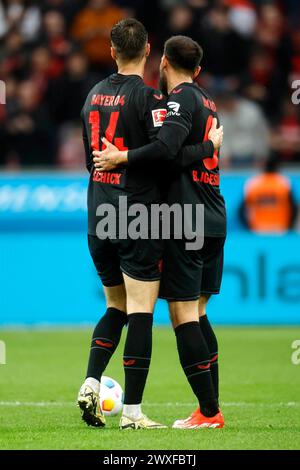 Leverkusen, Deutschland, Germania 1. Fussball Bundesliga, 27. Spieltag, Matchday 27 Bayer 04 Leverkusen : 1899 TSG Hoffenheim 2-1 30. 03. 2024 nella der Bay-Arena di Leverkusen Patrik SCHICK (LEV) li.- und Borja Quintas IGLESIAS (LEV) re.- freuen sich nach dem Spielschluss über den späten Sieg foto: Norbert Schmidt, Duesseldorf Foto Stock