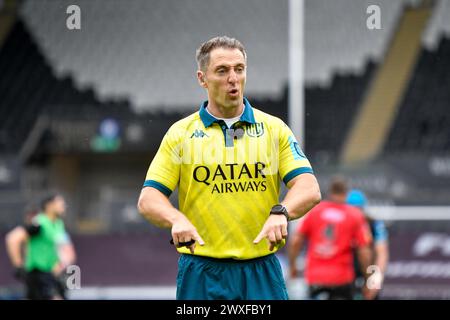 Swansea, Galles. 30 marzo 2024. L'arbitro di partita Andy Brace durante la partita del 13° turno del United Rugby Championship tra Ospreys ed Emirates Lions al Swansea.com Stadium di Swansea, Galles, Regno Unito, il 30 marzo 2024. Crediti: Duncan Thomas/Majestic Media. Foto Stock