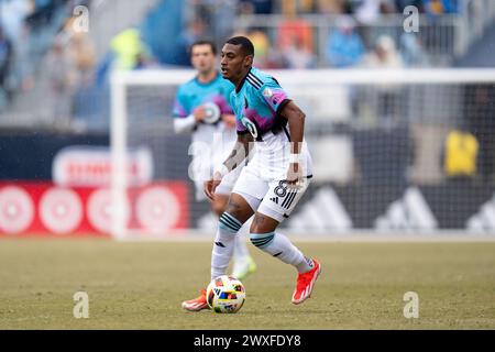 Chester, Pennsylvania, Stati Uniti. 30 marzo 2024. Il centrocampista del Minnesota United FC Joseph Rosales (8) controlla il pallone durante il secondo tempo di una partita della MLS contro i Philadelphia Union al Subaru Park di Chester, Pennsylvania. Kyle Rodden/CSM/Alamy Live News Foto Stock