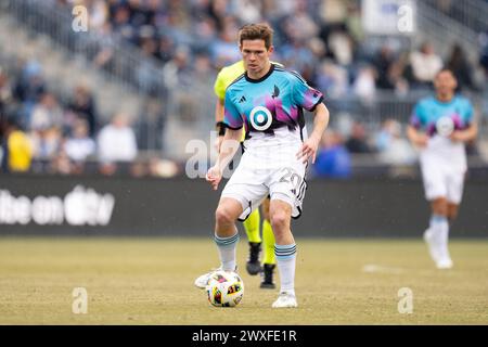 Chester, Pennsylvania, Stati Uniti. 30 marzo 2024. Il centrocampista del Minnesota United FC Wil Trapp (20) controlla il pallone durante il secondo tempo di un match MLS contro i Philadelphia Union al Subaru Park di Chester, Pennsylvania. Kyle Rodden/CSM/Alamy Live News Foto Stock