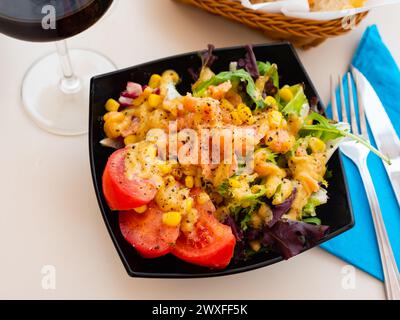 Deliziosa insalata con salmone affumicato, pomodoro, mais e verdure Foto Stock