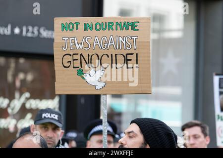 Londra, Regno Unito. 30 marzo 2024. I sostenitori ebrei della Palestina tengono cartelli davanti a una contromanifestazione pro-Israele mentre decine di migliaia di sostenitori palestinesi marciano attraverso il centro di Londra fino a Trafalgar Square chiedendo un cessate il fuoco e la fine del sostegno del Regno Unito e degli Stati Uniti all'assedio di Israele, bombardamento e invasione di Gaza a seguito di un attacco di militanti di Hamas. Crediti: Ron Fassbender/Alamy Live News Foto Stock