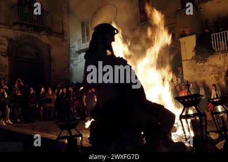 Statua religiosa raffigurante Gesù durante la processione del venerdì Santo a Sessa Aurunca. Come ogni anno, un'antica processione si ripete da oltre un secolo nell'antico borgo meridionale di Sessa Aurunca, dove gli uomini si accovano in nero, vale a dire quelli affiliati all'Arciconfraternita delle SS. I crocifissi partono dalla chiesa di San Giovanni a Villa portando le statue religiose sulle spalle molto lentamente per tutta la notte fino al mattino. Sessa Aurunca, Italia, 30 marzo 2024. (Foto di Vincenzo Izzo/Sipa USA) Foto Stock