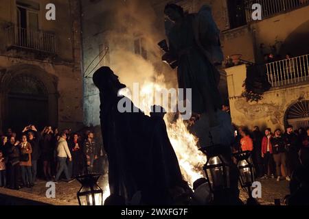 Statua religiosa raffigurante Gesù durante la processione del venerdì Santo a Sessa Aurunca. Come ogni anno, un'antica processione si ripete da oltre un secolo nell'antico borgo meridionale di Sessa Aurunca, dove gli uomini si accovano in nero, vale a dire quelli affiliati all'Arciconfraternita delle SS. I crocifissi partono dalla chiesa di San Giovanni a Villa portando le statue religiose sulle spalle molto lentamente per tutta la notte fino al mattino. Sessa Aurunca, Italia, 30 marzo 2024. (Foto di Vincenzo Izzo/Sipa USA) Foto Stock