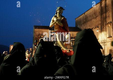 Statua religiosa raffigurante Gesù durante la processione del venerdì Santo a Sessa Aurunca. Come ogni anno, un'antica processione si ripete da oltre un secolo nell'antico borgo meridionale di Sessa Aurunca, dove gli uomini si accovano in nero, vale a dire quelli affiliati all'Arciconfraternita delle SS. I crocifissi partono dalla chiesa di San Giovanni a Villa portando le statue religiose sulle spalle molto lentamente per tutta la notte fino al mattino. Sessa Aurunca, Italia, 30 marzo 2024. (Foto di Vincenzo Izzo/Sipa USA) Foto Stock