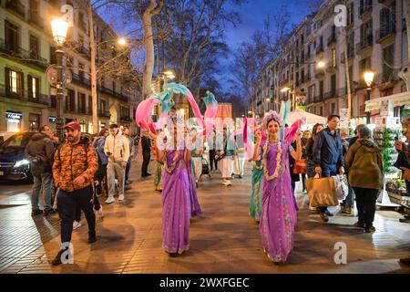 Hare Krishna Tanzgruppe, la Rambla, Barcellona, Katalonien, Spanien *** Hare Krishna dance Group, la Rambla, Barcellona, Catalogna, Spagna Foto Stock