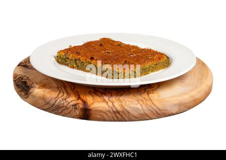 Kadayıf dessert con sciroppo. Dessert tradizionali della cucina turca. Kadayıf con pistacchi isolati su sfondo bianco. Foto Stock