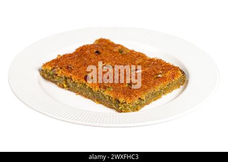 Kadayıf dessert con sciroppo. Dessert tradizionali della cucina turca. Kadayıf con pistacchi isolati su sfondo bianco. Foto Stock