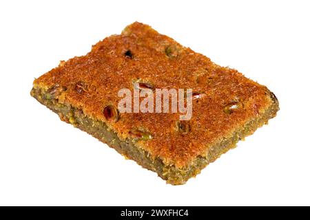 Kadayıf dessert con sciroppo. Dessert tradizionali della cucina turca. Kadayıf con pistacchi isolati su sfondo bianco. Foto Stock