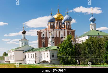 Vista generale del complesso di monumenti architettonici di Ryazan Cremlino situato su di una collina nella città russa di Ryazan Foto Stock