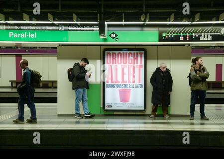 Plakat, Warnung, Trockenheit Dürre Alarm, U-Bahnhof, Barcellona, Katalonien, Spanien *** poster, avvertimento, allarme siccità, stazione U, Barcellona, Catalogna, Spagna Foto Stock