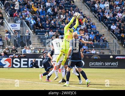 Chester, Pennsylvania, Stati Uniti. 30 marzo 2024. 30 marzo 2024, Chester PA, USA: Portiere dell'Unione di Philadelphia, ANDRE BLAKE (18) combatte per il pallone contro il Minnesota United FC al Subaru Park di Chester PA Credit Image: © Ricky Fitchett via ZUMA Wire (Credit Image: © Ricky Fitchett/ZUMA Press Wire) SOLO PER USO EDITORIALE! Non per USO commerciale! Foto Stock