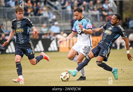 Chester, Pennsylvania, Stati Uniti. 30 marzo 2024. 30 marzo 2024, Chester PA, Stati Uniti: Giocatore della Philadelphia Union, JOSE MARTINEZ (8) combatte per il pallone con il giocatore del Minnesota United FC, HASSANI DOTSON (31) al Subaru Park di Chester PA Credit Image: © Ricky Fitchett via ZUMA Wire (Credit Image: © Ricky Fitchett/ZUMA Press Wire) SOLO USO EDITORIALE! Non per USO commerciale! Foto Stock