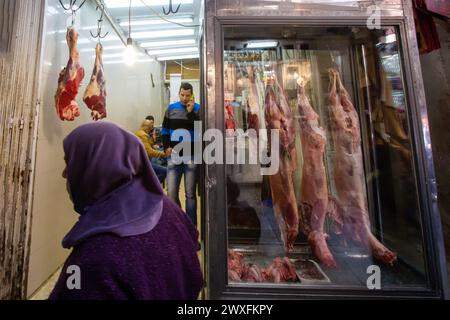 26-12-2014 Gerusalemme, Israele. Attraversando sotto il tetto accanto alla porta di Damasco fino alla città vecchia di Gerusalemme: Le carcasse di agnelli sono appese all'interno del freezer Foto Stock