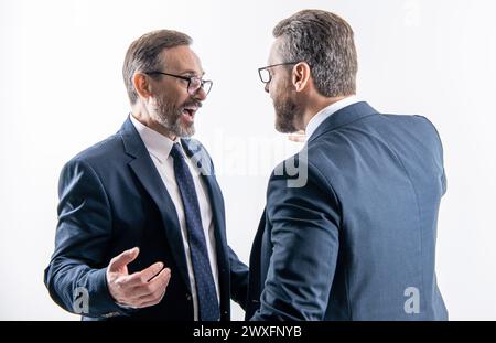 lotta tra il capo e l'impiegato. lotta per gli affari. due uomini d'affari che lottano per rivalità isolati su bianco. uomini d'affari che combattono conflitti Foto Stock