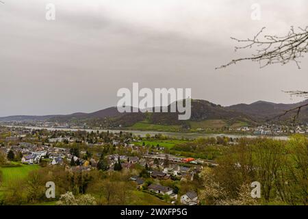 Ein leichter Hauch von Saharastaub liegt über der Köln Bonner Bucht. Sicht vom Rodderberg, südlich von Bonn auf das Rheintal, Siebegebirge, Königswinter und Bad Honnef Bonn Mehlem NRW Deutschland *** Un leggero tocco di polvere del Sahara si trova sulla baia di Colonia Bonn Vista dal Rodderberg, a sud di Bonn fino alla valle del Reno, Siebegebirge, Königswinter e Bad Honnef Bonn Mehlem NRW Germania Copyright: xBonn.digitalx/xMarcxJohnx Foto Stock