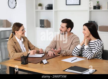 Coppia che ha un incontro con l'avvocato in carica Foto Stock