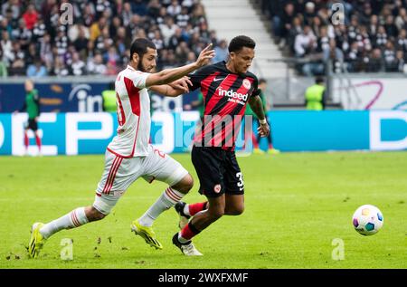 Francoforte, Germania. 30 marzo 2024. La Tuta (R) dell'Eintracht Frankfurt visse con l'Aissa Laidouni dell'Union Berlin durante la prima partita di Bundesliga a Francoforte, Germania, il 30 marzo 2024. Crediti: Zhang fan/Xinhua/Alamy Live News Foto Stock