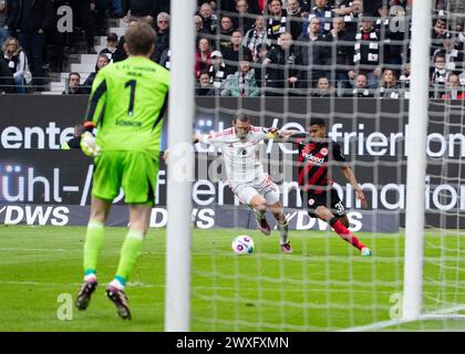 Francoforte, Germania. 30 marzo 2024. Ansgar Knauff (R) dell'Eintracht Frankfurt visse con Christopher Trimmel dell'Union Berlin durante la partita di prima divisione della Bundesliga a Francoforte, Germania, 30 marzo 2024. Crediti: Zhang fan/Xinhua/Alamy Live News Foto Stock