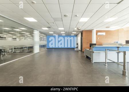 Area di accesso agli uffici con banco ricevimento e uffici in vasche di vetro per pesci Foto Stock