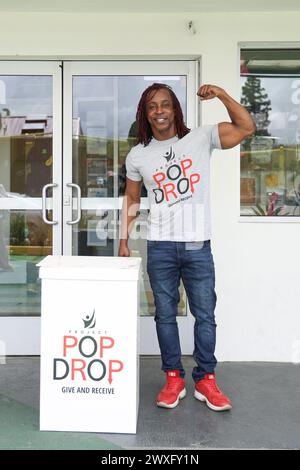 Woodland Hills, California, Stati Uniti. 30 marzo 2024. Shaka Smith partecipa al progetto Pop Drop's Charity Easter Egg Hunt for Hope the Mission a Woodland Hills, California. Credito: Sheri Determan Foto Stock